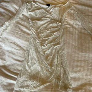 Vit klänning studentklänning  - Vit tight klänning från bubbleroom. Perfekt till studenten. Endast använd under student. 