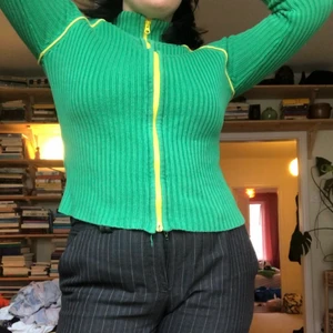 Kofta - Jättesnygg grön kofta. Finns ingen storlek men gissar på S/M