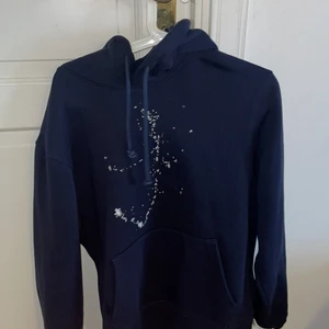 Collabor Aid Hoodie   - Marin blå hoodie som jag har ansvänt ett fåtal gånger 