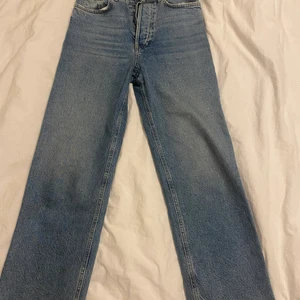 Ginatricot jeans, st 34  - Bra skick, knappt använda! Jag är 167/168 cm och anser att dom är lite korta på mig där av säljs dom! 