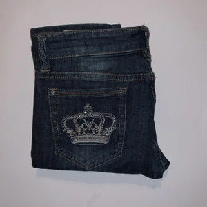 Lågmidjade Victoria Beckham jeans - Säljer dessa äkta Victoria Beckham jeans. Älskar dem verkligen men dem är tyvärr för stora. Bra skick🥰 köp direkt eller buda❤️