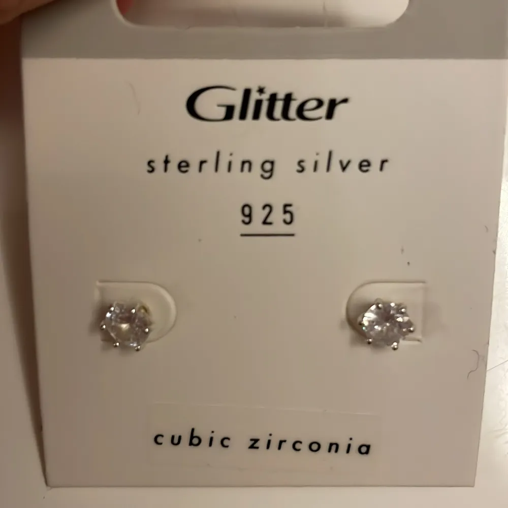 Fina diamantörhängen  i ÄKTA SILVER för endast 40kr . Accessoarer.