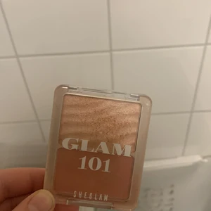 Smink  - Säljer denna jätte söta pallet med blus o highlither man kan få med en borste jag rekommenderar den säljer den eftersom jag försöker sälja så mycket som möjligt och har dessutom en massa smink 💄❤️