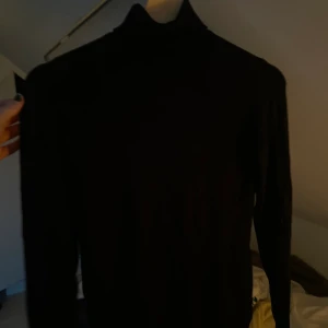 Polotröja - Svart polotröja från Zara. Pärlor vid armaturen. Går att justera polon själv. Storlek S