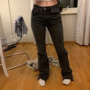 Gina tricot jeans - Säljer mina fina jeans från ginatricot. Använda en gång och köpte de för ungefär en vecka sedan❤️ Säljer dom då jag har så mycket jeans så behöver bli av med en del.