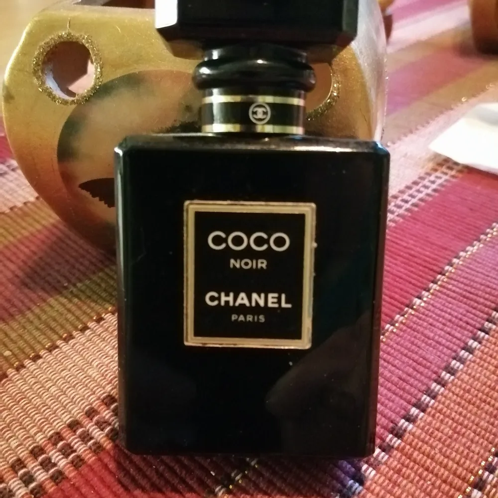  Chanel Coco Noir 35 ml edp. Har försökt lysa med ficklampa men uppskattar att minst hälften är kvar. Batchcode finns. Säljes för 350 kr plus 45 kr frakt i postens påse.Jag packar noga 😊. Övrigt.