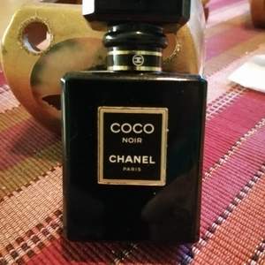  Chanel Coco Noir 35 ml edp. Har försökt lysa med ficklampa men uppskattar att minst hälften är kvar. Batchcode finns. Säljes för 350 kr plus 45 kr frakt i postens påse.Jag packar noga 😊