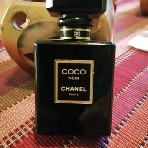 Chanel Coco Noir  -  Chanel Coco Noir 35 ml edp. Har försökt lysa med ficklampa men uppskattar att minst hälften är kvar. Batchcode finns. Säljes för 350 kr plus 45 kr frakt i postens påse.Jag packar noga 😊