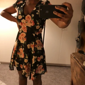 Bikbok klänning strl S - Säljer en söt klänning från Bikbok i strl S som jag tyvärr bara använt 1 gång. Inte riktigt min stil så den kanske passar dig bättre?🤗 🤝💕                                     Bas Färgen är svart och blommorna rosa 