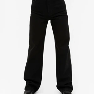 Yoko jeans strl 27 - Monkis legendariska 70-tals jeans. I bra skick. Använda ett få tal gånger då de är lite för små. Köparen står för frakten