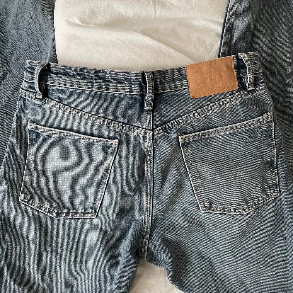 Ett par grå/blå jeans med medellåg midja från zara! Väldigt populära och hittar inte denna färg på hemsidan längre så tror att de är slutsålda! 💓💓💓. Jeans & Byxor.