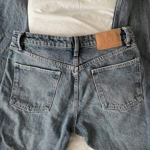 Ett par grå/blå jeans med medellåg midja från zara! Väldigt populära och hittar inte denna färg på hemsidan längre så tror att de är slutsålda! 💓💓💓