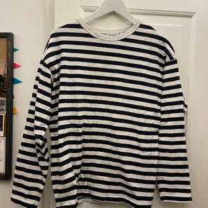 Snygg randig tröja  - En snygg randig tröja från weekday