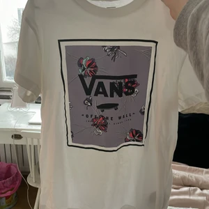 Vans t-shirt - Jättefin!!! T shirt köpt i Berlin. Säljer då den inte riktigt är min stil. Den är storlek xs men sitter som en S/M, skulle jag säga. Nypris 500. Pris kan diskuteras!