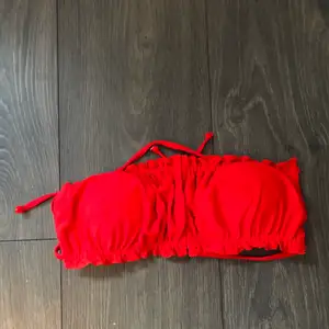 Assnygg röd bikinitopp från Shein i storlek XS. Använd endast 1 gång så i helt nyskick. 50kr.
