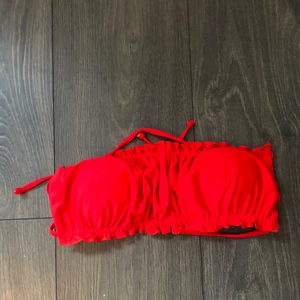 Shein bikinitopp - Assnygg röd bikinitopp från Shein i storlek XS. Använd endast 1 gång så i helt nyskick. 50kr.