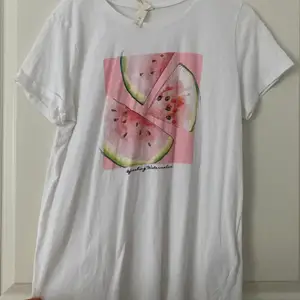En T-shirt från hm med vattenmelon tryck, köpte den förra sommaren✨🍉