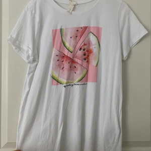 T-shirt  - En T-shirt från hm med vattenmelon tryck, köpte den förra sommaren✨🍉