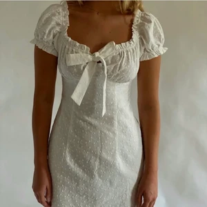 Vit studentklänning 🤍 - Säljer världens finaste klänning från Obsession Stockholm. Endast använd en gång på studenten. Helt perfekt studentklänning, super fina detaljer och sitter jätte smickrande på kroppen! Är i storlek M, men skulle säga att den är lite mindre i storleken då det är ett stelt tyg som ej töjer sig så den passar bra på mig som vanligtvis är S. Nypris 950kr och den är helt slutsåld på deras hemsida. Budet ligger på 1000kr+ frakt 🤍