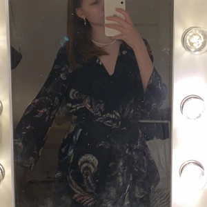 En knyt blus från twist&tango  - En svart/ mörkblå blus med lite mönster och vänster på🥰 nypris 1000kr säljer för 35kr