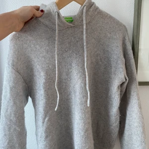 Cashmere hoodie - Denna Cashmere hoodie är köpt på From Future för ca 2 månader sedan, den är använd några gånger och i jätte bra skick och jag älskar den, men numera kommer den inte till användning längre. Först till kvarn💖
