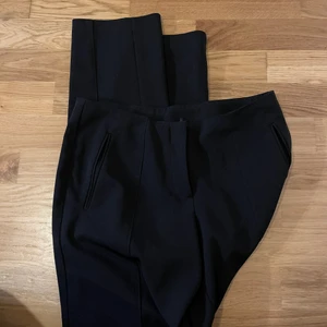 Lågmidjade kostymbyxor  - Jättefina lågmidjade kostymbyxor som tyvärr är för små, typ helt oanvända. Storlek S men tror dom skulle passa en Xs bättre om man inte vill att dom sitter lite tajtare! Pris går att diskutera 💗