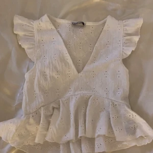 Vit topp - En jättesöt vit topp, är som ny då jag använt den max 2 gånger! Kontakta mig om du är intresserad. (Budgivning om fler är intresserade)