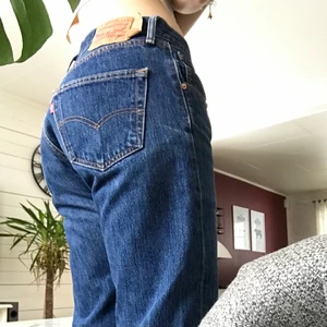 Levis 501 - Vintage Levis 501 herr jeans. Snygg baggy fit och sjukt bra kvalitet. Enda slitaget är på hälarna (se bild 3). W33 och L30, men sitter oversized på mig som är W30, L30 och 170 cm. Skriv vid frågor eller för fler bilder⚡️