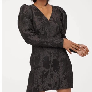 Kort fest kjole med v-hals sort ubrugt - Ubrugt 