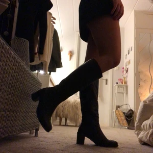 Svarta boots - Snygga svarta boots/stövlar i läder. Perfekt klack som är snygg men lätt att gå i<3 Snyggaste skorna att ha ute till vilken outfit som helst.