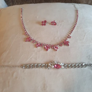 Smyckeset med märke ZZ, swarovski kristaller - Smyckeset som jag köpte för längesen på Glitter, minns inte vad det är för märke, det står bara ZZ på det. Kostade kanske runt 300-400kr. Säljer nu för 150 kr. Frakten kommer ligga på ca 13-24kr beroende på hur du vill ha den fraktad.