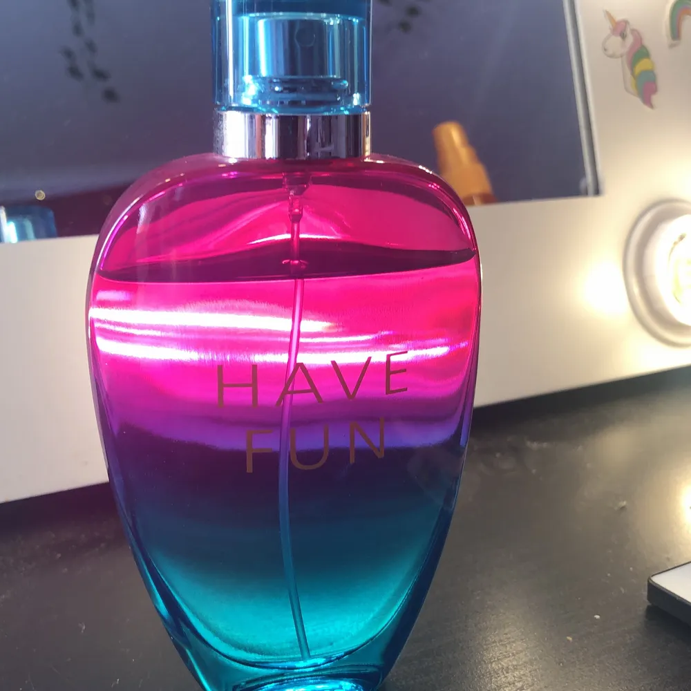 säljer denna parfym köpt på h&m för ett tag sedan men använder inte den mer, ca 90% kvar av den som man ser på andra bilden 🎀. Övrigt.