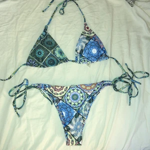 Bikini - Jättefin mönstrad bikini från Shein i storlek M men är som en S. Helt oanvänd pga fel storlek. Hygienplast sitter kvar och överdelen har uttagbara inlägg. Nypris 99kr, säljer för 70kr. (Flera på kö just nu men skriv om du är intresserad)