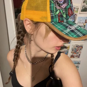 ed hardly keps - ed hardly keps med rhinestones! ingen speciell storlek utan de ställer man in på baksidan så passar alla❤️ 