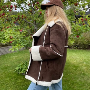 Pilotjacka  - Skitcool och trendig pilotjacka/ bikerjacka. Storlek 32 men oversized så passar mig som har M. Sitter som på bilden. Kommer ej till användning längre. Skriv för fler bilder!!❣️