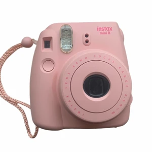 Rosa instax mini 8 polaroidkamera - Rosa instax mini 8 polaroidkamera i mycket bra skick! Kommer i orginalförpackningen med instruktioner. Säljer då den ej kommer till användning längre✨