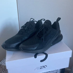 Nike Air Max 270 Black - Helsvarta AM 270, knappt använda o köpta på Footlocker i MOS. Kvitto, låda andra tillbehör medföljer 