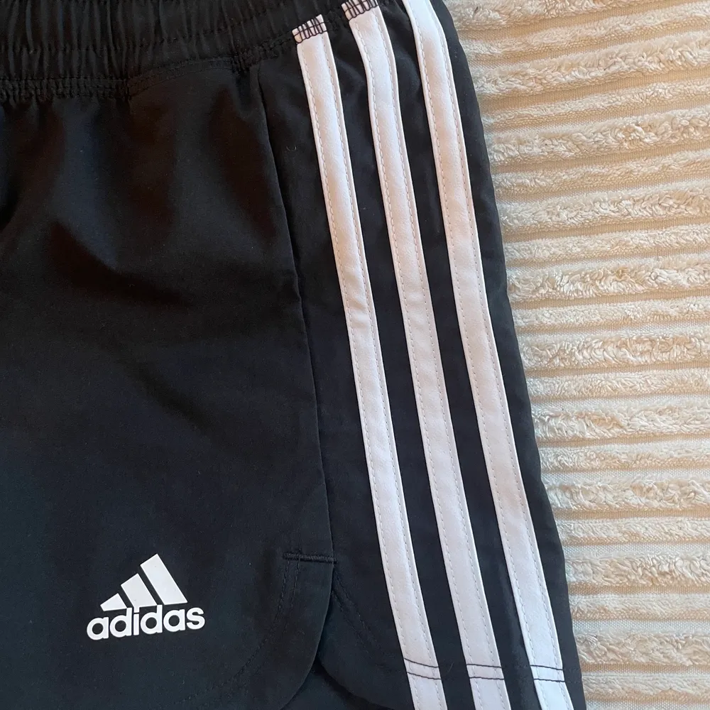 Helt oanvända Adidas shorts. Storlek S. Nypris: 269kr. Shorts.