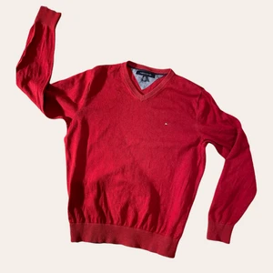 Tommy Hilfiger tröja, röd dam/herr - Röd Tommy hf tröja i stl 170. Passar både dam och herr.           Be om fler bilder eller mer info! 