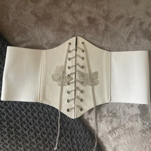 Korsett - En vit korsett, frakten ingår i priset💗
