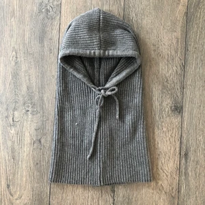 Balaklava  - Säljer denna ribbstickade mörkgrå balaklavan jag köpte på Depop i början av vintern då den tyvärr inte kommit till användning, fett gosig och rymlig så bör passa de flesta :D 150kr + 66kr spårbar frakt 