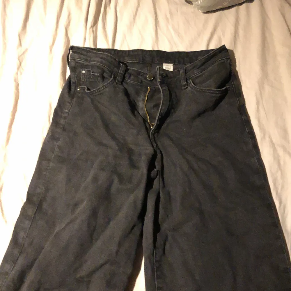 Om du gillar lite mer pösiga jeans så hade du älskat dessa. Dem sitter som en smäck i rumpan med ändå pösiga vid benen. En favorit hos mig. . Jeans & Byxor.