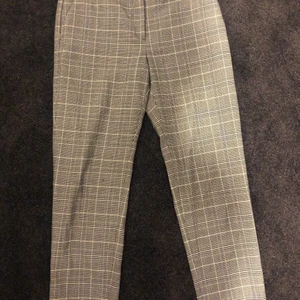 Kostymbyxor strl 36 - Grårutiga kostymbyxor från hm i strl 36