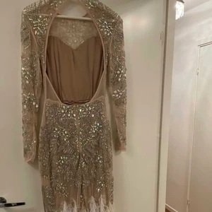  klänning - Använd denna vackra klänning i 3 timmar, fick extremt många komplimanger för, storlek 34-36-38. Sitter jätte fint och bekvämt! Går ner i pris vid snabb affär 