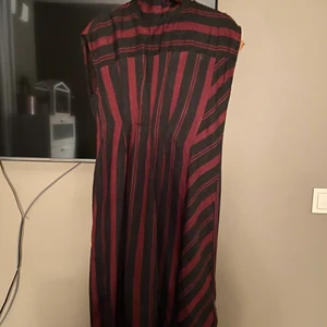 Zara klänning  - Zara klänning som ny…..storlek M sälja för kommer inte att använda…..färg grå och råd …..jätte snyggt ❤️🖤❤️🖤❤️🖤