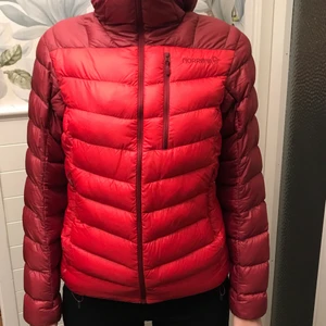 Röd Norrøna dunjacka - Säljer nu min fina Norrøna jacka som jag använde förra vintern💓 vid intresse skickar jag gärna fler bilder!🤝 Nypris 3000kr mitt pris 600kr💞