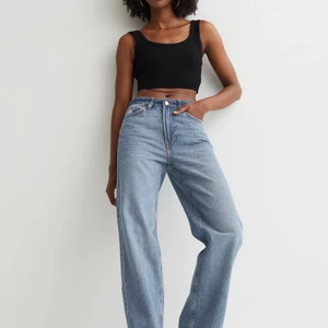 H&m raka jeans - Blå jeans från h&m. Storlek 34, ser konstiga ut på bilden men ser bättre ut på. 