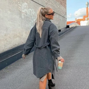 Grå kappa - Lånade bilder(!!) denna grå kappa i storlek M, overzied. För stor för mig som vanligtvis har s🥺 så fin och perfekt nu till våren!🤍