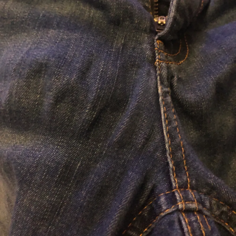 Blå slim fit jeans med normalhög midja från vero moda i strl S. Lite utsträckt på högersida av sömmen men inget ja stört mig på, säljer dom pga ingen större användning💕 nypris 399. Jeans & Byxor.
