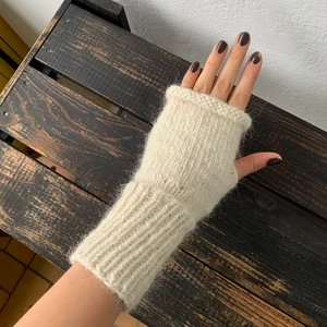 Torgvantar  - Vita supersnygga stickade torgvantar som jag har gjort själv😍 Kolla in min profil för fler liknande torgvantar🤩